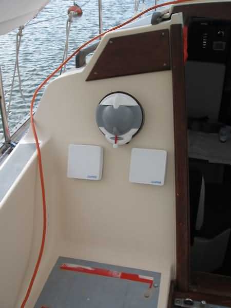peinture pont 2008 010.jpg - électronique du cockpit avec ses caches lorsqu'on ne navigue pas